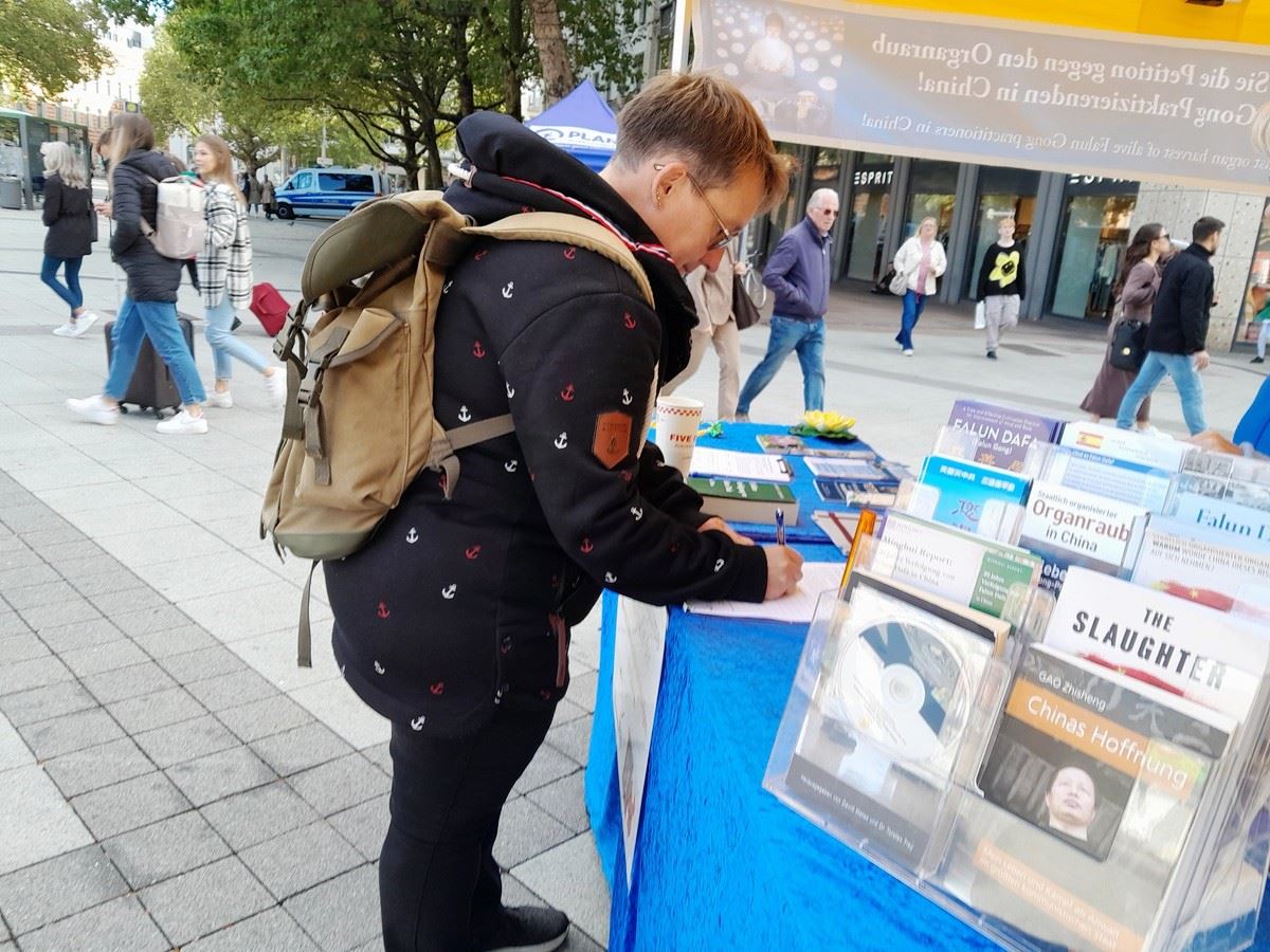 Image for article En Allemagne, des personnes signent une pétition pour mettre fin à la persécution du Falun Dafa : « Un petit pas dans la bonne direction »