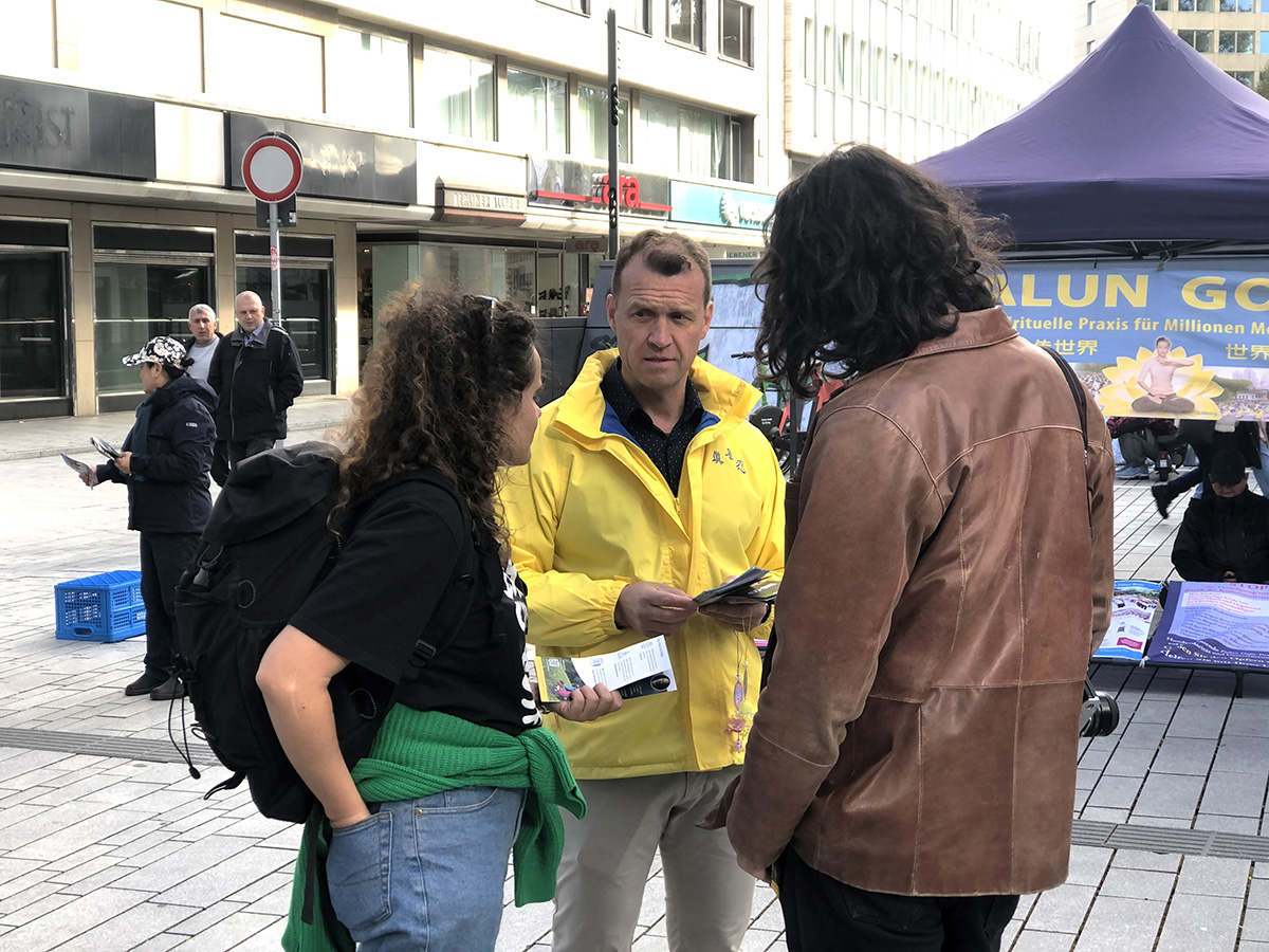Image for article Düsseldorf, Allemagne : Les gens condamnent la persécution du Falun Dafa « Vous devez dénoncer les mensonges du PCC »