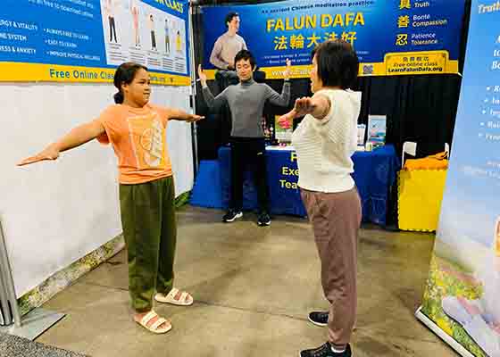 Image for article Canada : Les gens apprennent à pratiquer le Falun Dafa au Salon international de la motoneige, du VTT et des sports motorisés de Toronto