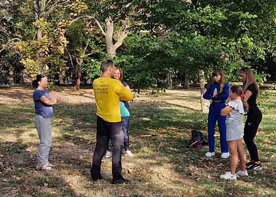 Image for article Roumanie : Des visiteurs découvrent le Falun Dafa au salon de la santé