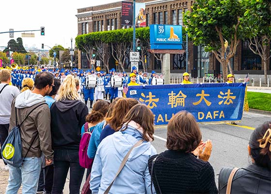 Image for article Californie : Le Falun Dafa chaleureusement accueilli lors du défilé de la journée des vétérans à San Francisco