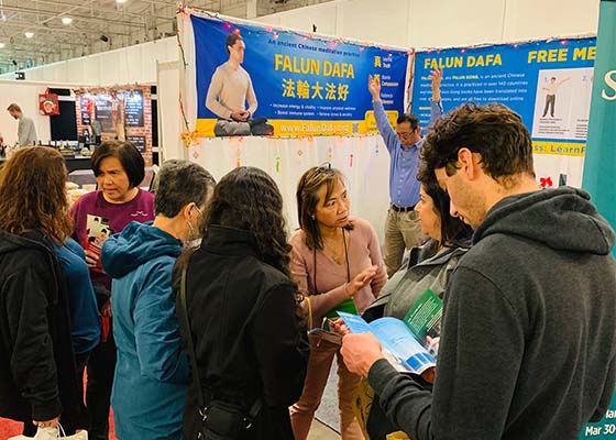 Image for article Canada : Les gens apprennent à pratiquer le Falun Dafa au Christmas Show à Toronto