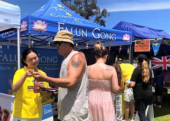 Image for article Australie : Les gens font l’éloge du Falun Dafa lors de la foire communautaire du Rotary Kwinana