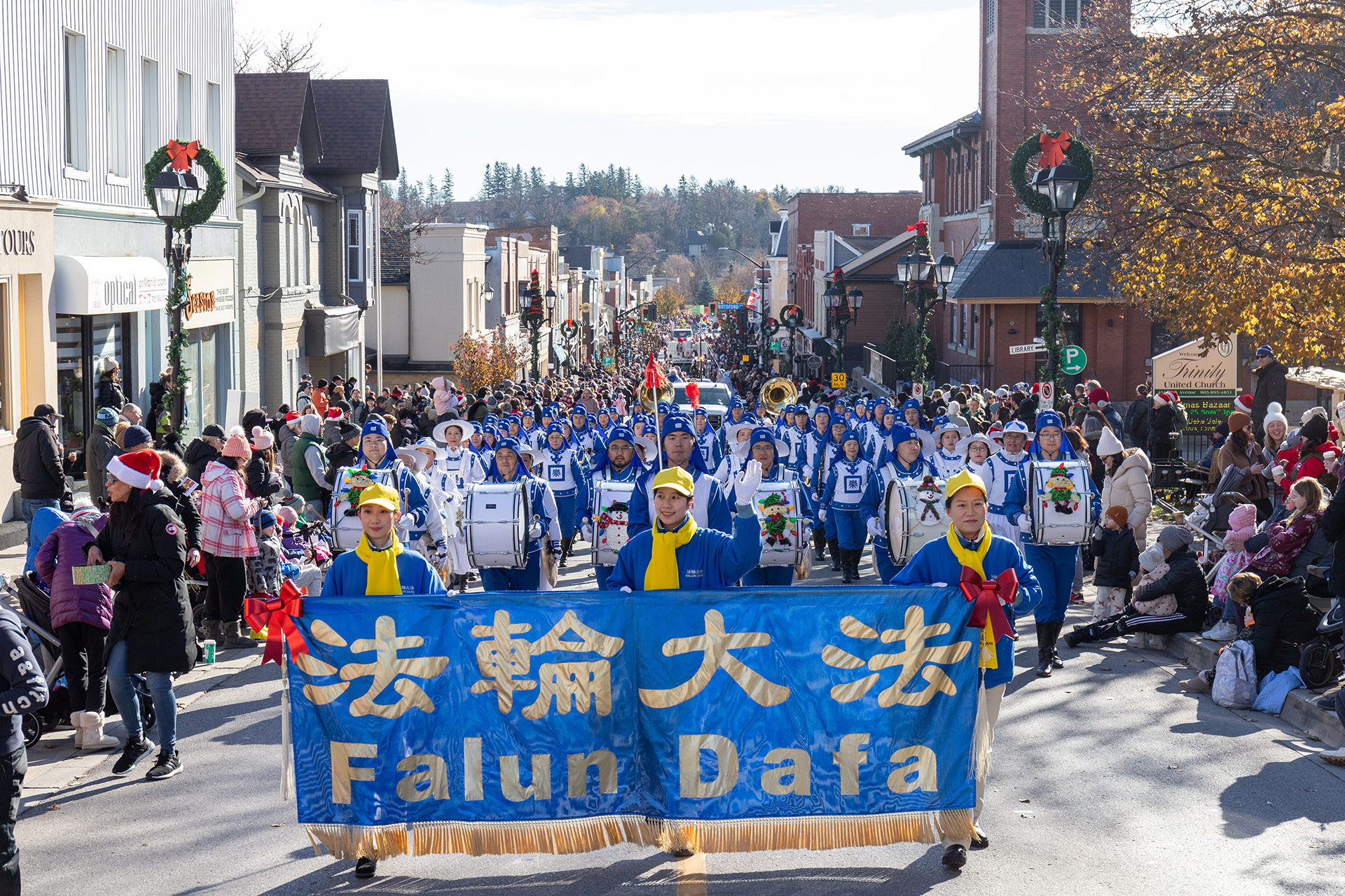 Image for article Toronto, Canada : Le Tian Guo Marching Band se distingue lors de trois défilés de Noël