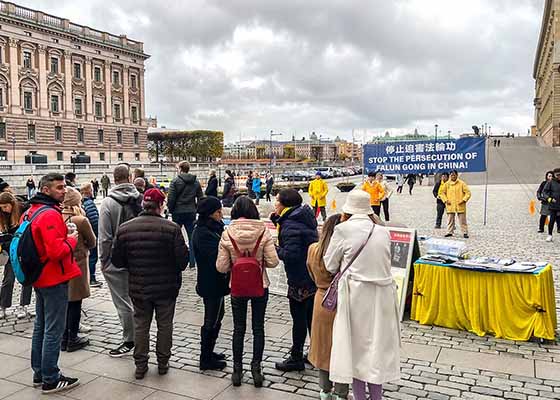 Image for article Suède : Les gens font l’éloge du Falun Dafa lors d’activités à Stockholm