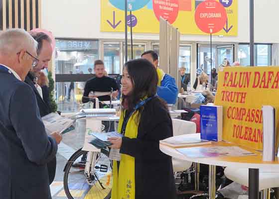 Image for article Paris, France : Un stand d’information recueille du soutien pour le Falun Dafa lors du Congrès des maires et des autorités locales