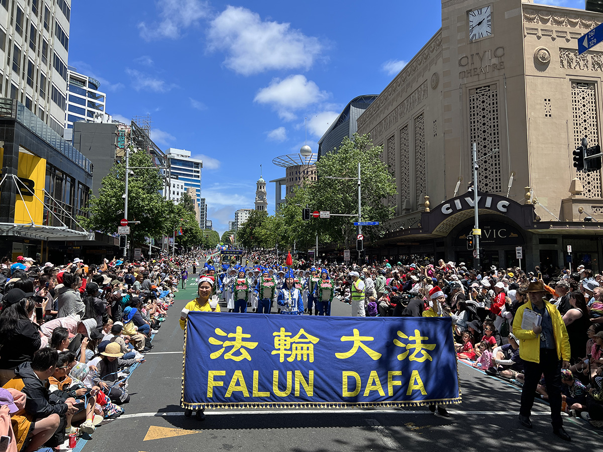 Image for article Auckland, Nouvelle-Zélande : Le principe du Falun Dafa applaudi lors de trois défilés de Noël