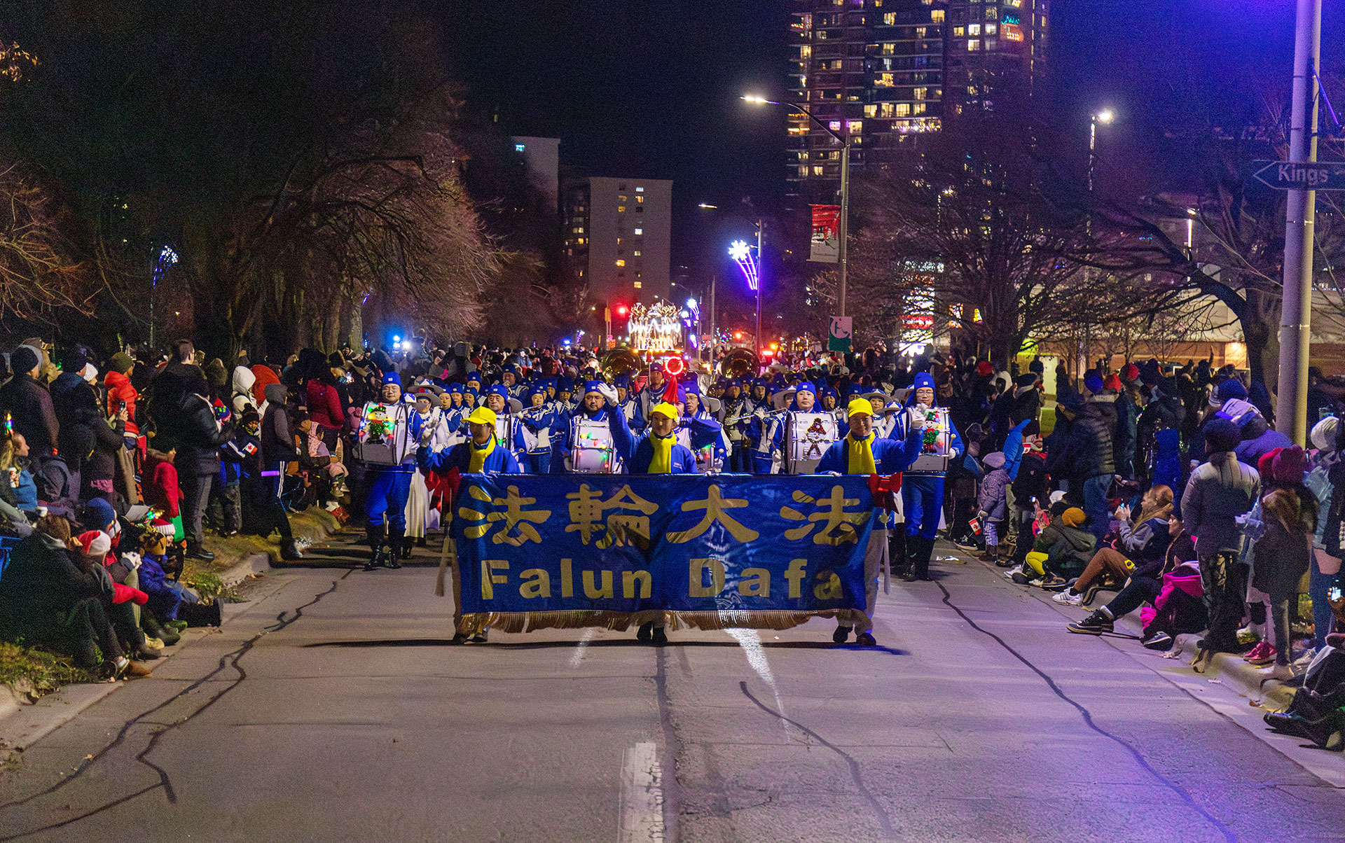 Image for article Toronto, Canada : Quatre défilés de Noël accueillent le Falun Dafa