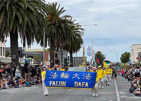 Image for article Défilés de Noël en Australie du Sud : Le Falun Dafa est applaudi