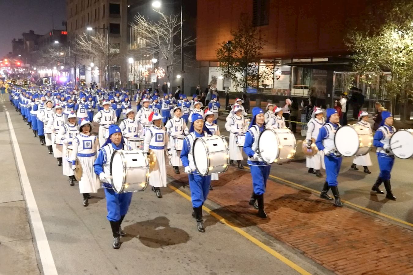 Image for article Pennsylvanie, États-Unis : Le riche héritage culturel de la Chine, illustré par les pratiquants de Falun Dafa, est salué lors du défilé de Noël de Philadelphie