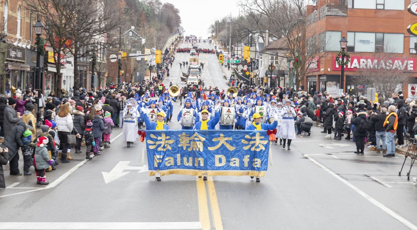 Image for article Toronto, Canada : Le principe du Falun Dafa amène un impact positif dans trois défilés de Noël