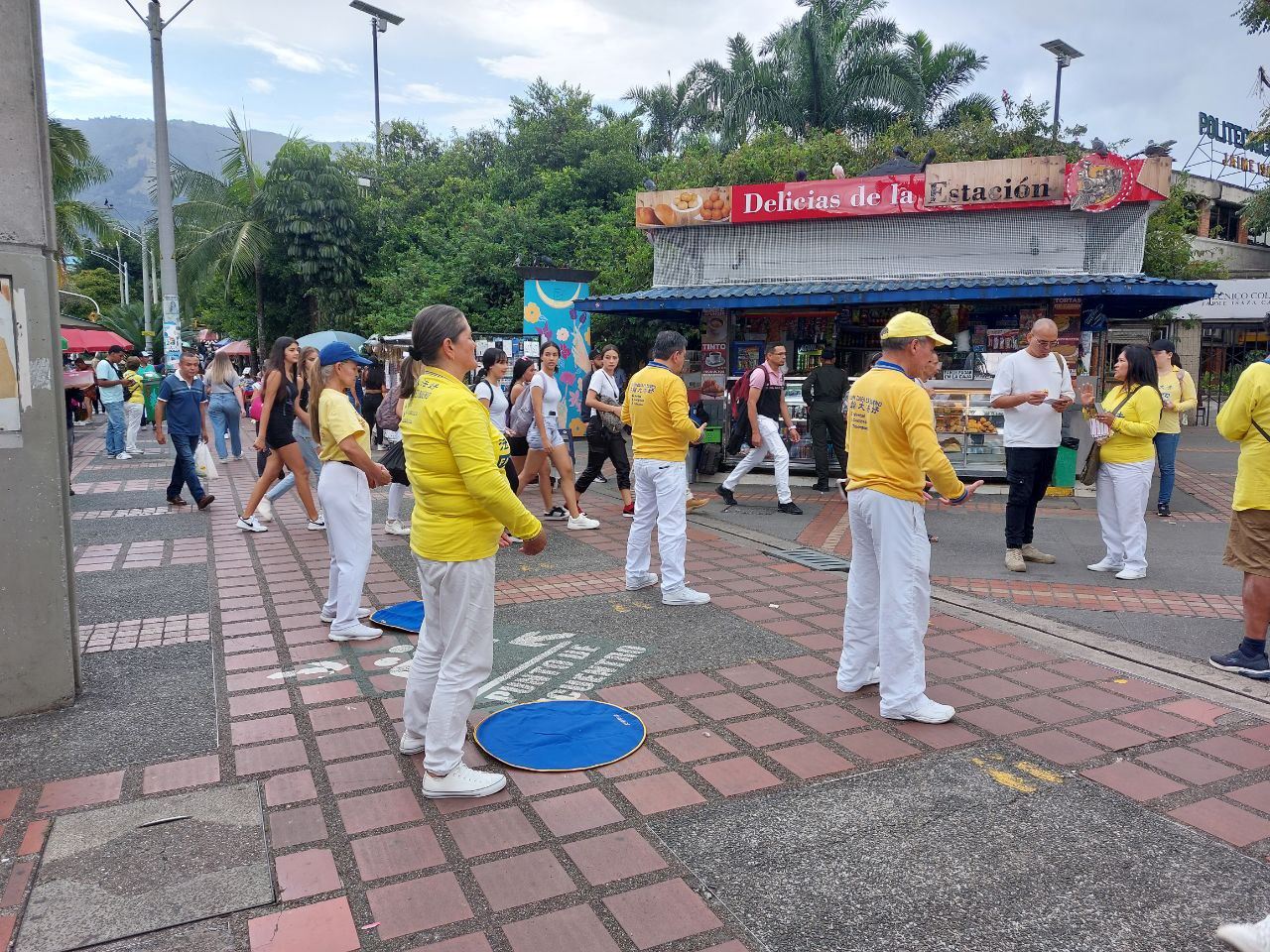 Image for article Colombie : Les principes fondamentaux du Falun Dafa suscitent l’intérêt des passants lors des activités organisées à Medellín