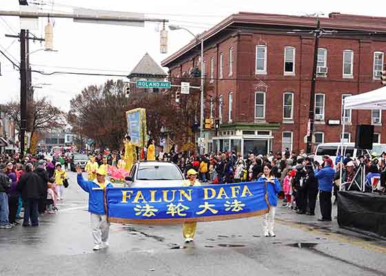 Image for article Baltimore, États-Unis : Les pratiquants de Falun Dafa participent au défilé annuel de Noël