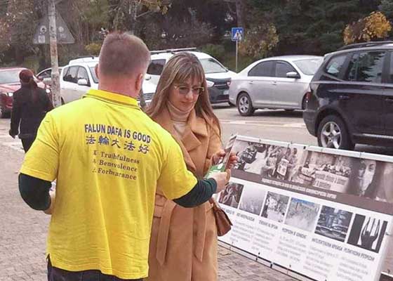 Image for article Bulgarie : Lors des activités marquant la Journée des droits de l’homme, des gens signent une pétition demandant la fin de la persécution