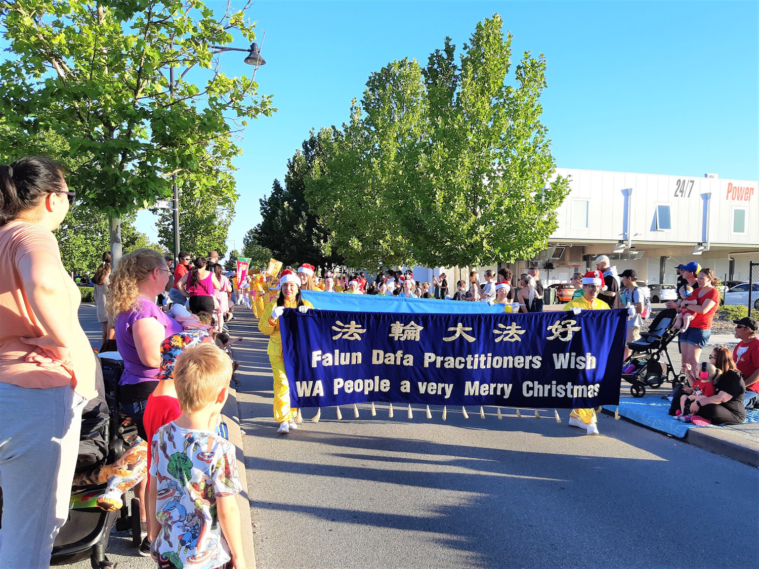 Image for article Le Falun Dafa salué lors de spectacles et défilés de Noël en Australie-Occidentale