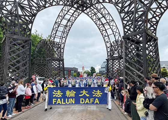 Image for article Nouvelle-Zélande : Des pratiquants de Falun Dafa récompensés par le prix du « meilleur participant » lors d’un défilé de Noël local