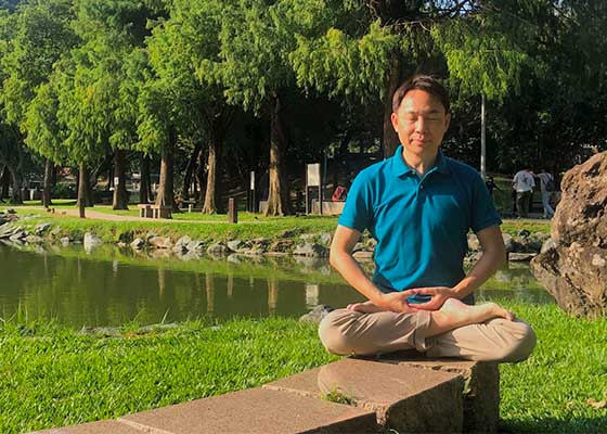 Image for article Le directeur d’une compagnie d’assurance voit sa vie transformée après avoir lu le « Zhuan Falun »