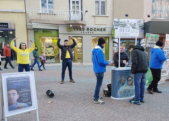 Image for article Bulgarie : La population condamne la persécution du Falun Dafa lors des manifestations organisées à l’occasion de la Journée internationale des droits de l’homme