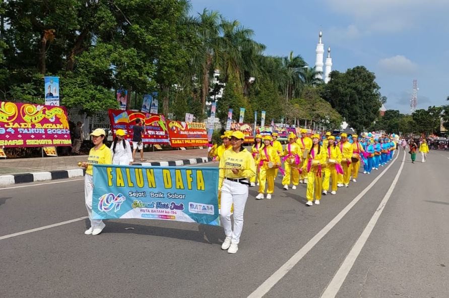 Image for article Batam, Indonésie : Les pratiquants de Falun Dafa ont été invités à participer à un défilé culturel et ont reçu quatre prix