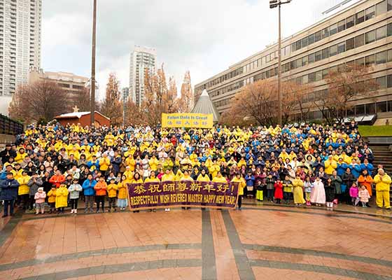Image for article Toronto, Canada : Les pratiquants de Falun Dafa expriment leur gratitude pour leurs nombreuses bénédictions et souhaitent une bonne année au fondateur de la pratique