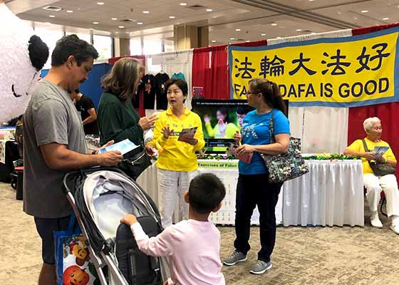 Image for article Hawaï, États-Unis : le Falun Dafa accueilli au marché de Noël