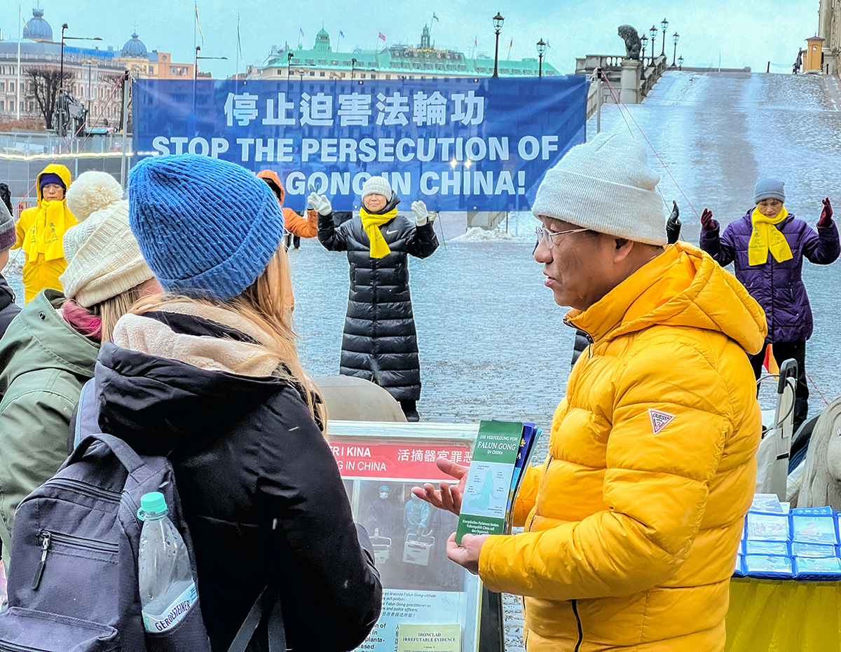 Image for article Stockholm, Suède : Les pratiquants de Falun Dafa organisent des activités pour dénoncer la brutale persécution