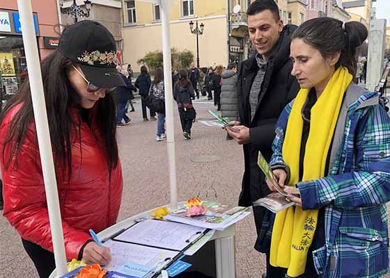 Image for article Bulgarie : des personnes signent une pétition pour condamner la persécution lors d’un événement organisé à Plovdiv