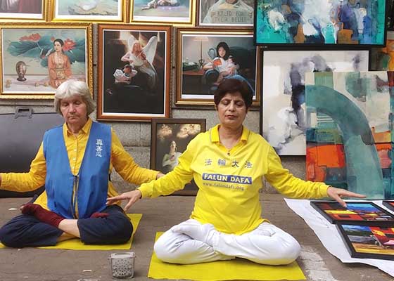Image for article Inde : Les participants à une exposition d’art à Bangalore s’informent sur le Falun Dafa