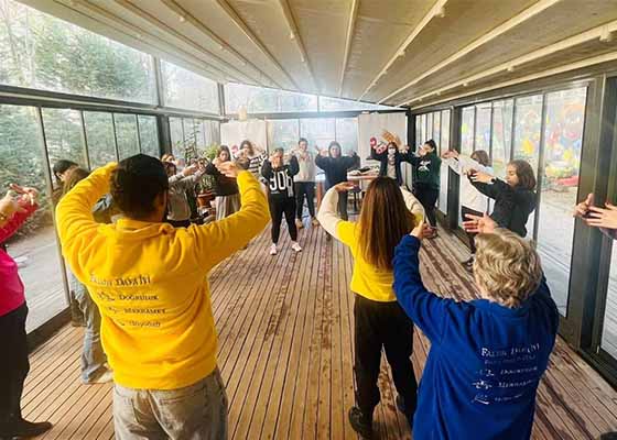 Image for article Turquie : Des personnes apprennent le Falun Dafa au Centre de vie écologique de la municipalité de Kadıköy