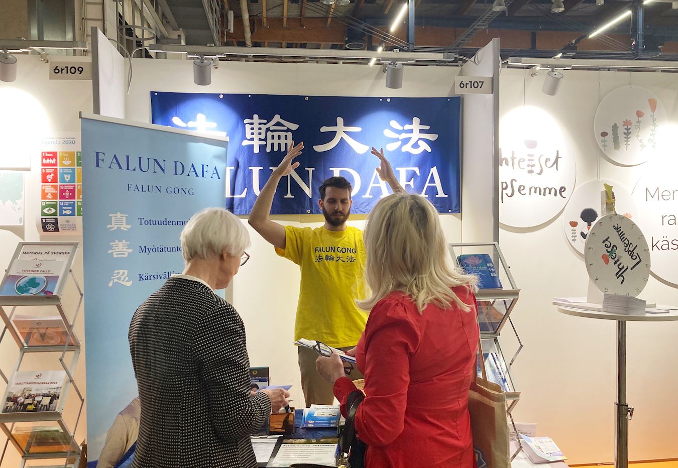 Image for article Finlande : Des pratiquants présentent le Falun Dafa lors d’une exposition nationale sur l’éducation