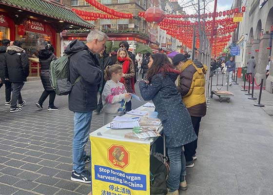 Image for article Londres, Royaume-Uni : Présentation du Falun Dafa dans le quartier chinois pendant le Festival des lanternes