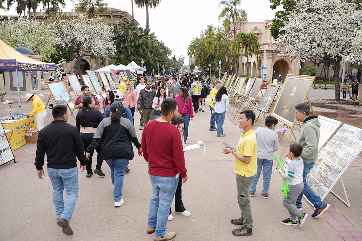 Image for article San Diego, Californie : Sensibiliser les gens à la persécution avec l’exposition internationale L’Art de Zhen Shan Ren