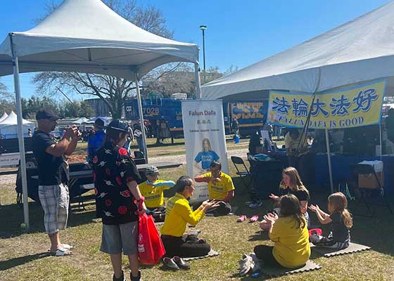 Image for article Floride, États-Unis : De nombreuses personnes s’informent sur le Falun Dafa lors du World of Nations Celebration