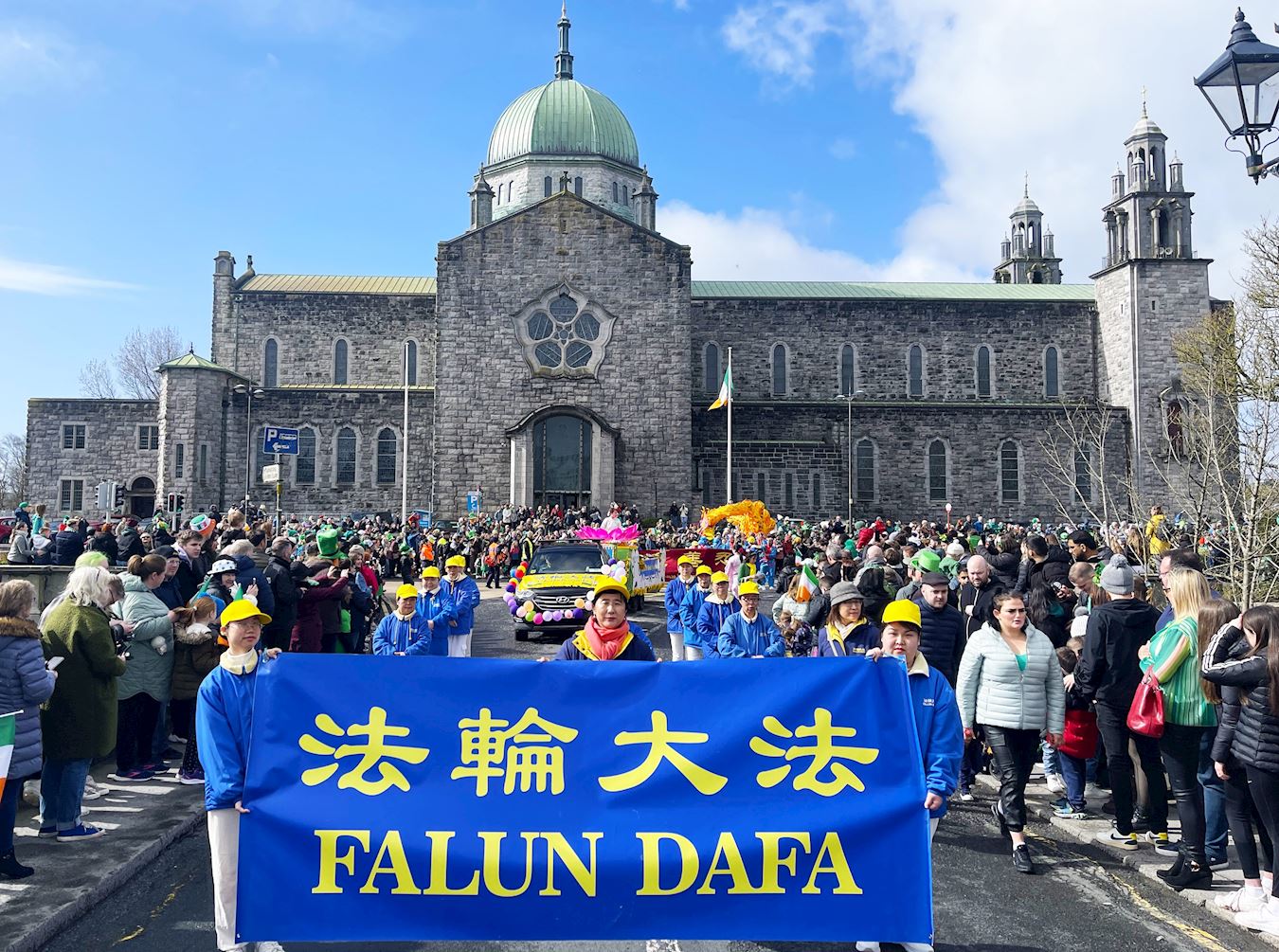 Image for article Irlande : Le Falun Dafa a été présenté au défilé de la Saint-Patrick à Galway