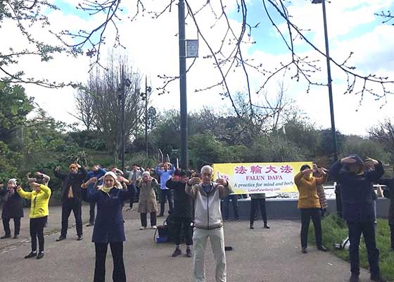 Image for article Royaume-Uni : Les gens sont émus par le calme des pratiquants de Falun Dafa dans un parc de l’est de Londres