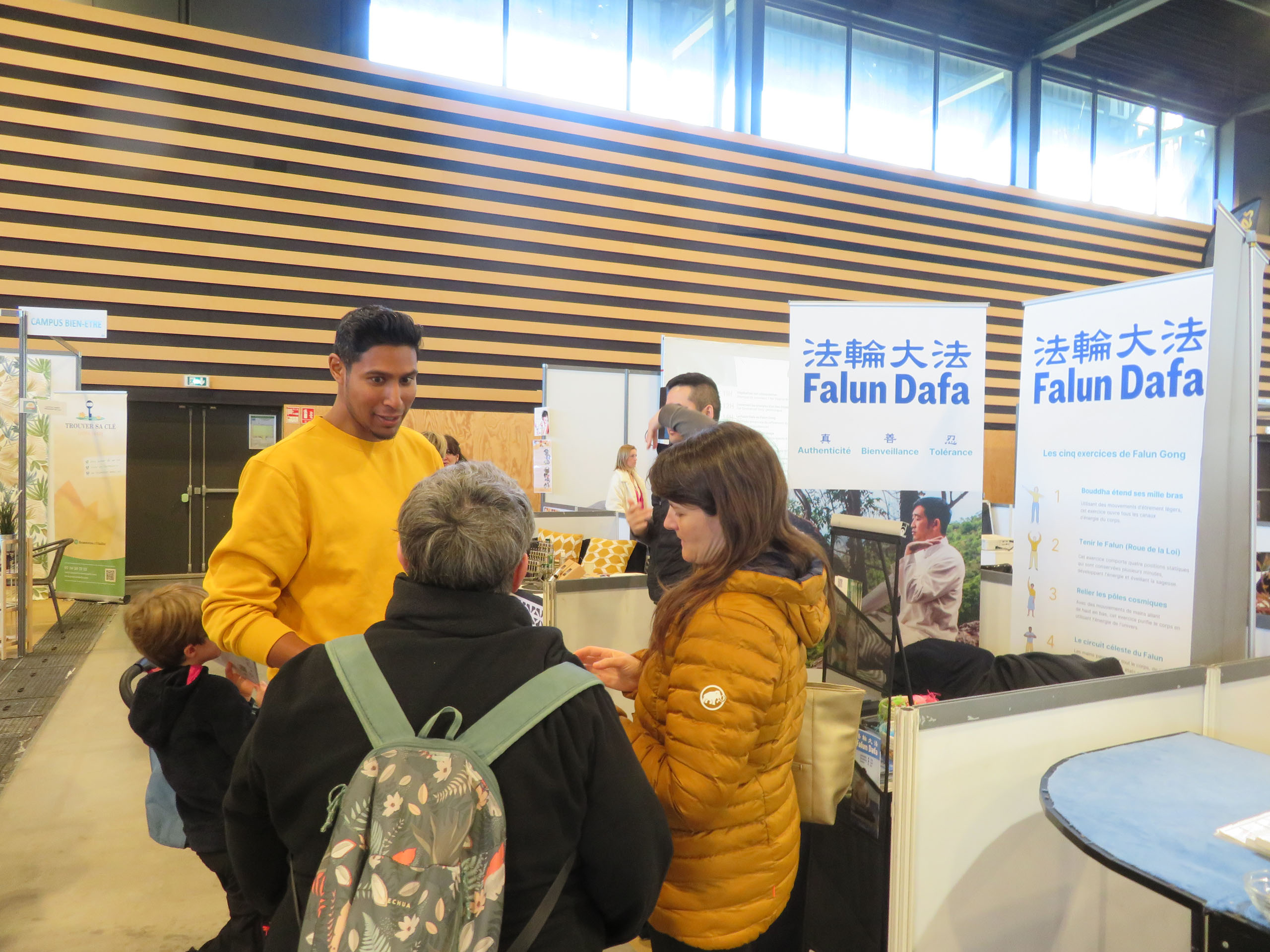 Image for article France : Des pratiquants présentent le Falun Dafa lors d’un salon à Reims