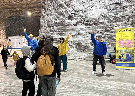 Image for article Roumanie : Des personnes font l’éloge du Falun Dafa lors d’une activité à la mine de sel d’Ocnele Mari