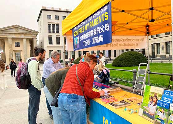 Image for article Berlin, Allemagne : Des touristes brandissent une banderole du Falun Dafa pour montrer leur soutien