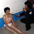Image for article La pratiquante du Falun Dafa Yang Lijuan torturée avec une matraque électrique par une policière au centre de détention de Huairou à Pékin (Photos)