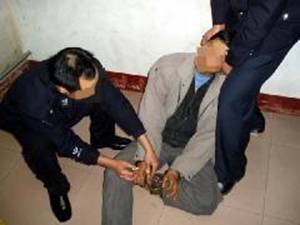 Image for article Des méthodes de torture utilisées sur les pratiquants du Falun Gong au camp de travail de Jiamusi (Photos prises lors de la reproduction des scènes de torture)
