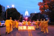 Image for article La réception enthousiaste des pratiquants de Falun Gong lors du Défilé de Homecoming, à l'université du Wisconsin (photos)