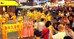 Image for article Malaisie, La troupe de tambourins de ceinture donne une représentation en public à Kuala Lumpur (Photos)