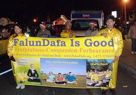 Image for article New York : Les pratiquants de Falun Gong participent au défilé de Noël à Patchogue, Long Island (Photos)