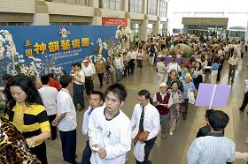 Image for article Kaohsiung, Taïwan : À la sortie du spectacle de « la Troupe des Arts Divins » le public est rafraîchi et a la tête claire (Photos)