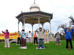 Image for article Le Sud de l'Australie : Les pratiquants de Falun Gong clarifient la vérité au sujet du huitième anniversaire de l'appel paisible du 25 avril (Photos)