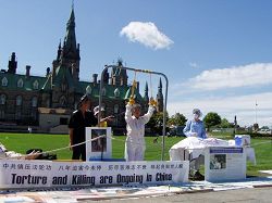 Image for article Canada : Des pratiquants de Falun Gong clarifient la vérité avant l'APEC (Photos)