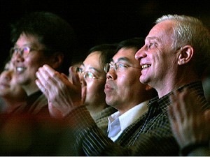 The audience enjoys the <i>Holiday Wonders</i> in Atlantic City. (Dayin Chen/The Epoch Times)