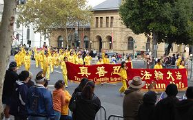 http://clearwisdom.net/emh/article_images/2008-11-12-sf-parade-02--ss.jpg