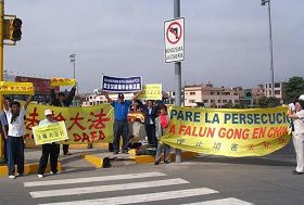Image for article Pendant le Sommet de APEC au Pérou, les pratiquants de Falun Gong appellent à la fin de la persécution (Photos)