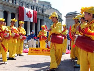 Image for article Ottawa, Canada : Les pratiquants de Falun Gong clarifient la vérité devant la Colline du Parlement, le Jour du Canada (Photos)